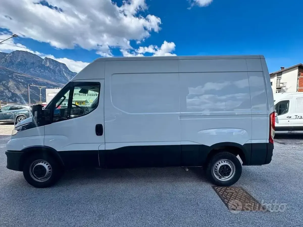 Usata Iveco Daily 136 CV (100 kW) 2023 Bianco Furgone