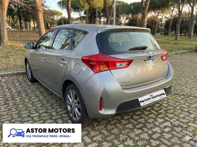 Usata Toyota Auris Hybrid 99 CV (72 kW) 2014 Grigio Berlina