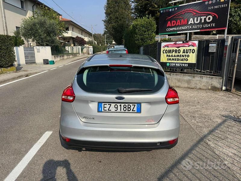 Begagnad Ford Focus Titanium 95 HK (69 kW) 2015 Grå Sedan