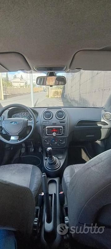Usata Ford Fiesta 68 CV (50 kW) 2008 Grigio Utilitaria