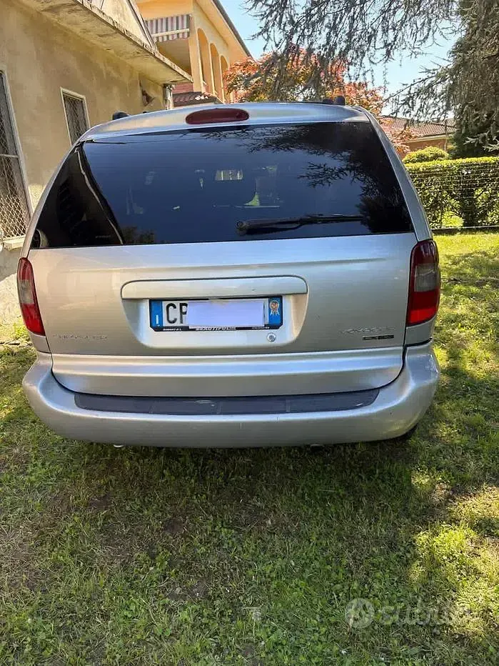 Usata Chrysler Voyager 150 CV (110 kW) 2005 Grigio Monovolume