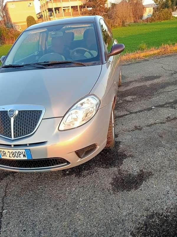 Usata Lancia Ypsilon 60 CV (44 kW) 2008 Oro Utilitaria