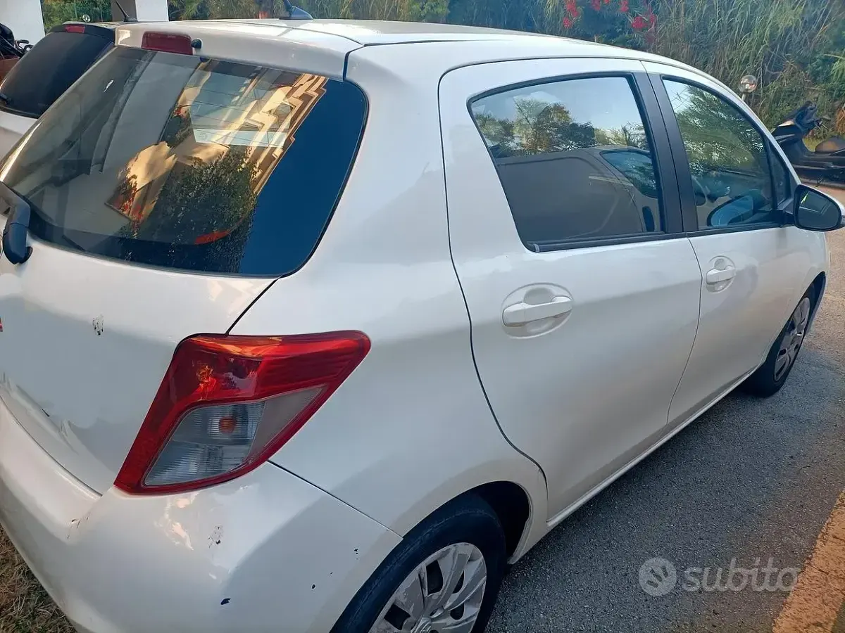 Usata Toyota Yaris 75 CV (55 kW) 2012 Bianco Utilitaria