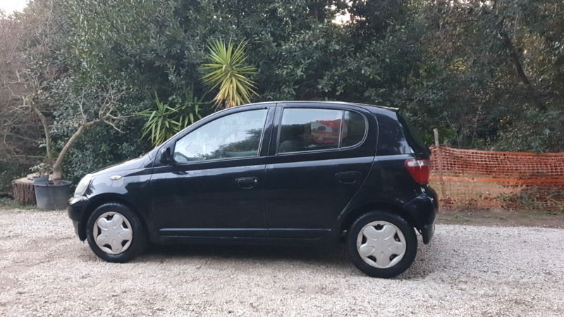 Usata Toyota Yaris 68 CV (50 kW) 2001 Nero Utilitaria