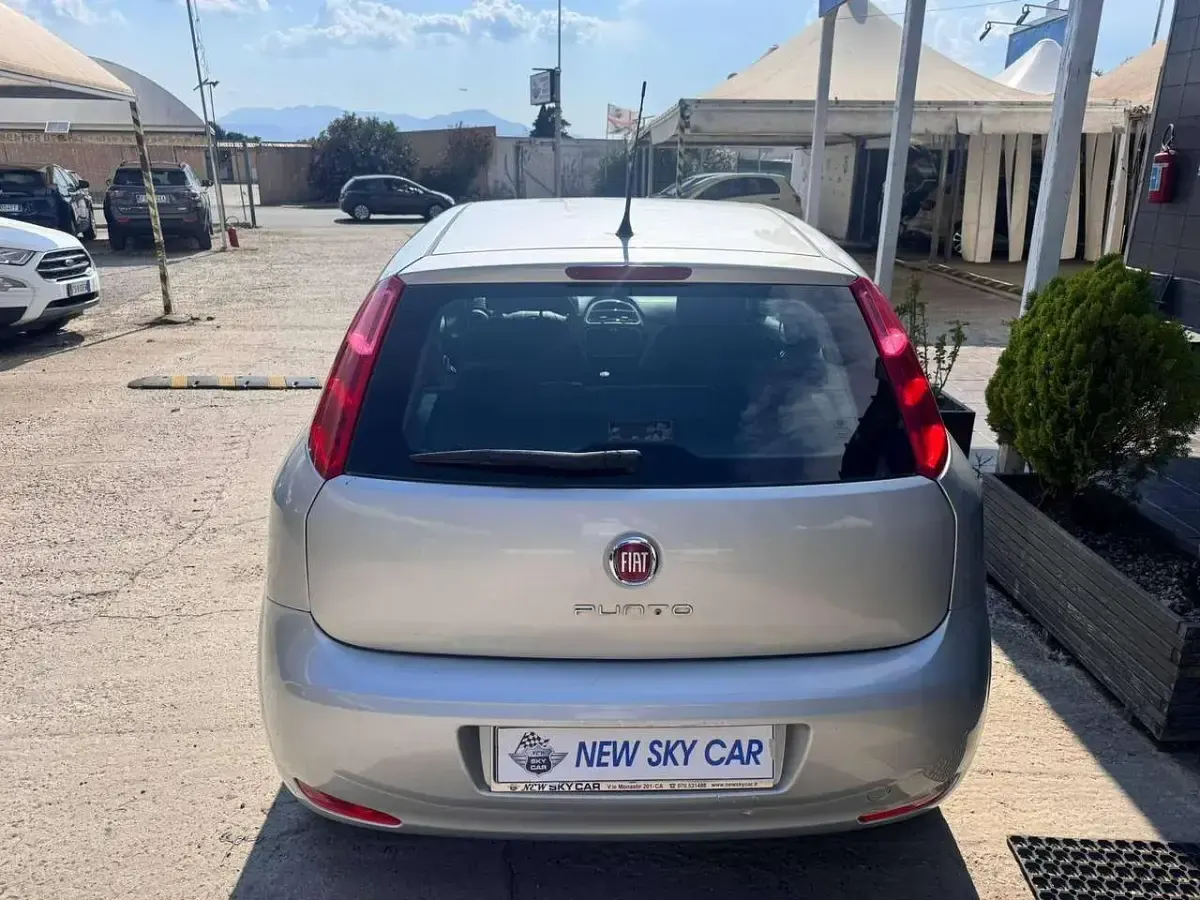 Usata Fiat Punto Lounge 69 CV (50 kW) 2016 Grigio Utilitaria