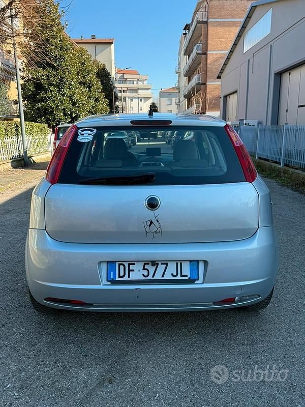 Usata Fiat Grande Punto 69 CV (50 kW) 2007 Grigio Utilitaria