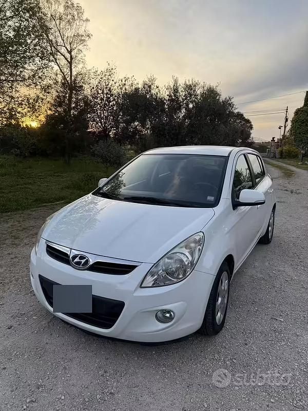 Usata Hyundai i20 78 CV (57 kW) 2012 Bianco Utilitaria