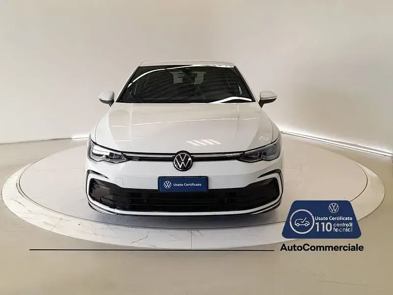 Używany VW Golf VIII R-line 150 KM (110 kW) 2022 Biały Sedan/Limuzyna