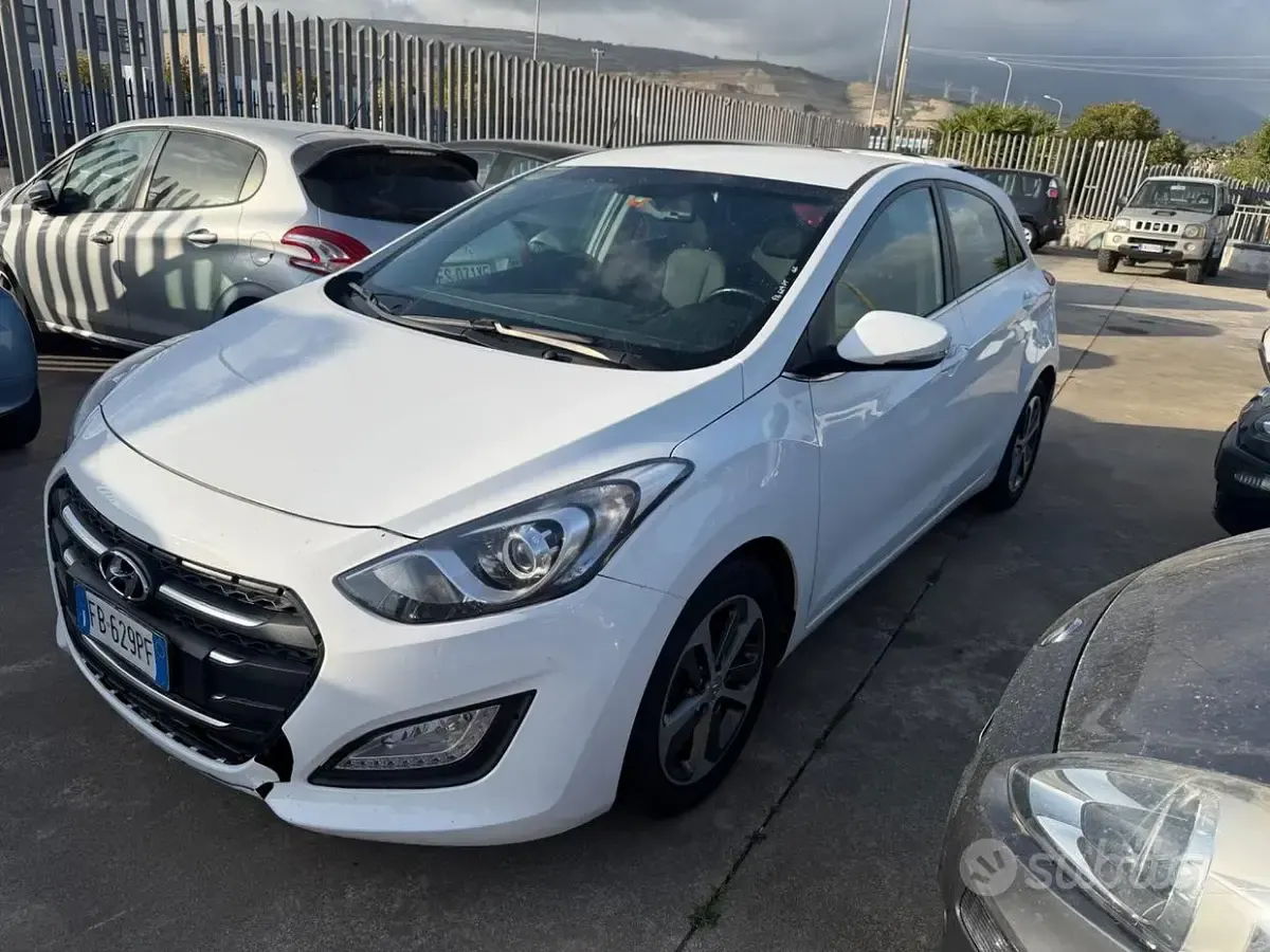 Usata Hyundai i30 Comfort 110 CV (80 kW) 2015 Beige Berlina