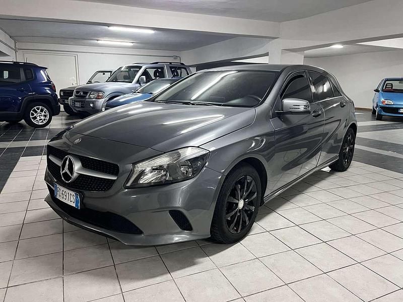 Usata Mercedes A180 109 CV (80 kW) 2015 Grigio Berlina