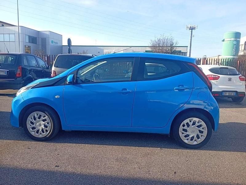 Usata Toyota Aygo Connect Style 72 CV (52 kW) 2020 Blu Utilitaria