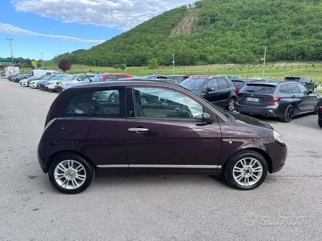 Usata Lancia Ypsilon 75 CV (55 kW) 2007 Viola Utilitaria