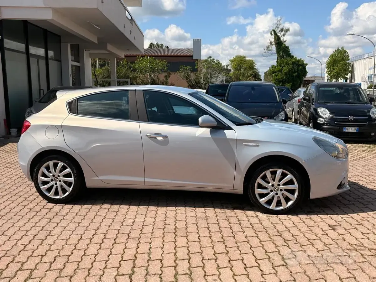 Usata Alfa Romeo Giulietta Distinctive 150 CV (110 kW) 2014 Grigio Utilitaria