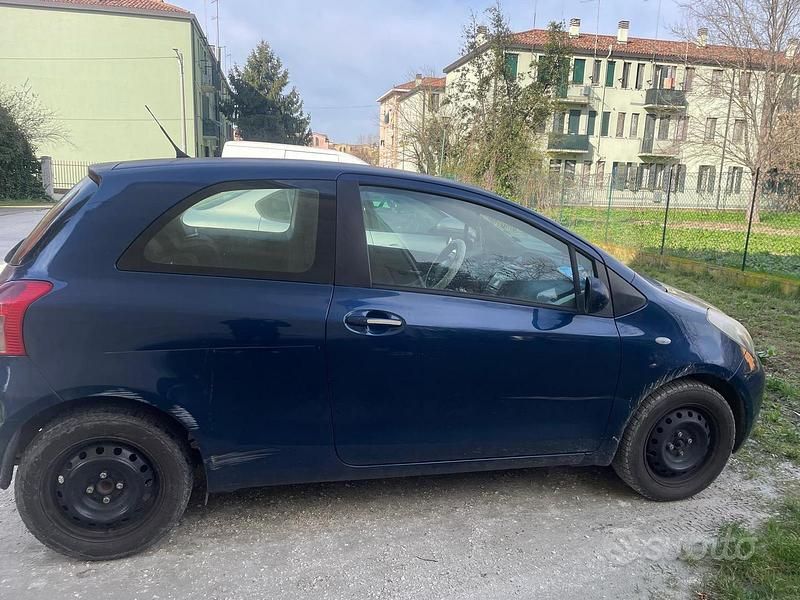 Usata Toyota Yaris Sol 69 CV (50 kW) 2005 Blu Berlina