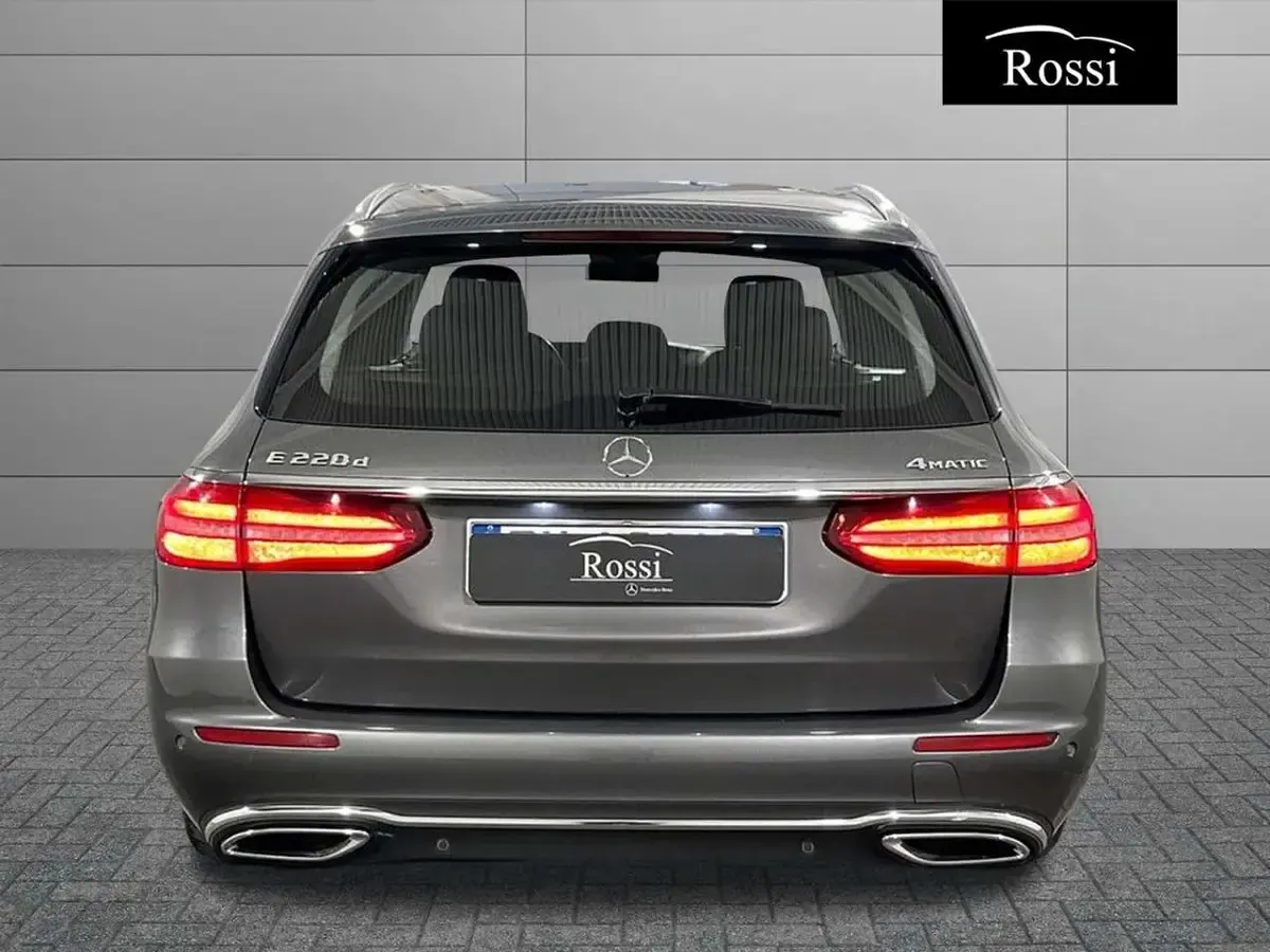 Usata Mercedes E220 Business 194 CV (142 kW) 2017 Grigio medio metallizzato Station wagon