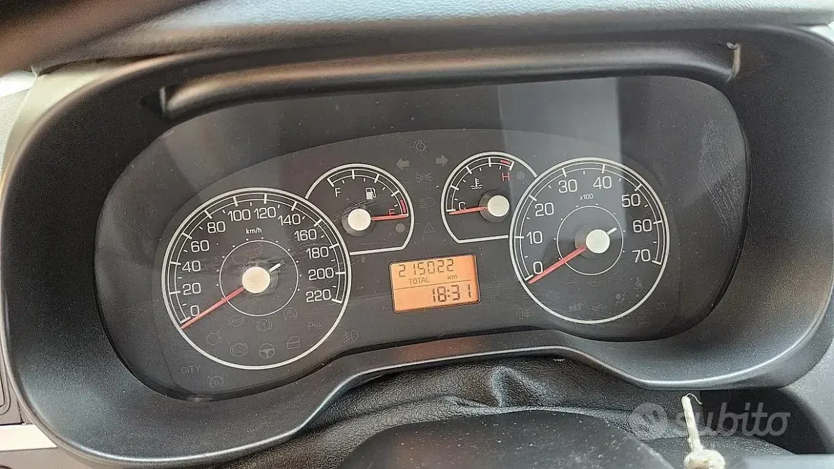 Usata Fiat Grande Punto Active 75 CV (55 kW) 2010 Bluazzurro Utilitaria
