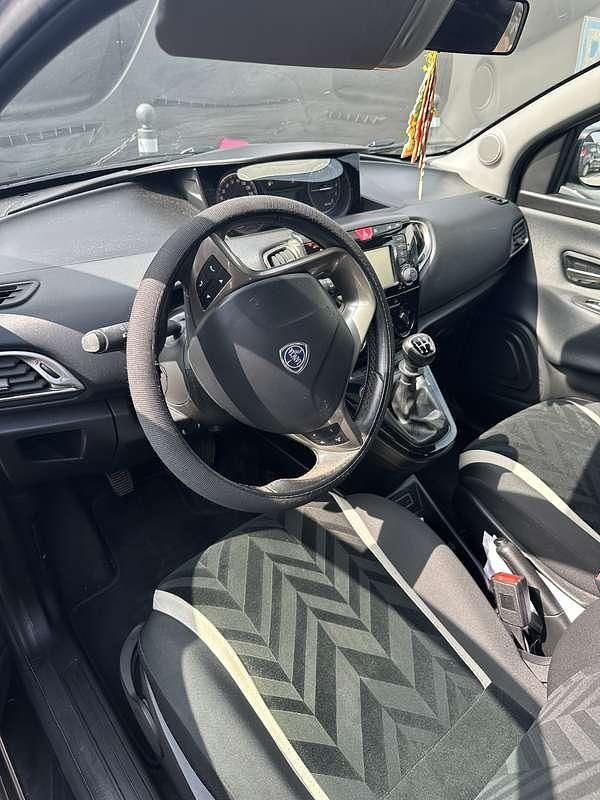 Usata Lancia Ypsilon Gold 69 CV (50 kW) 2018 Utilitaria