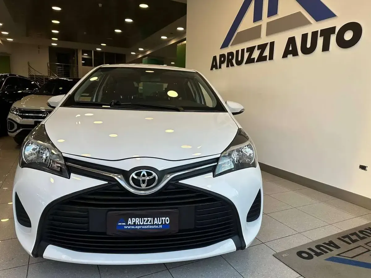 Usata Toyota Yaris Active 69 CV (50 kW) 2016 Bianco Berlina