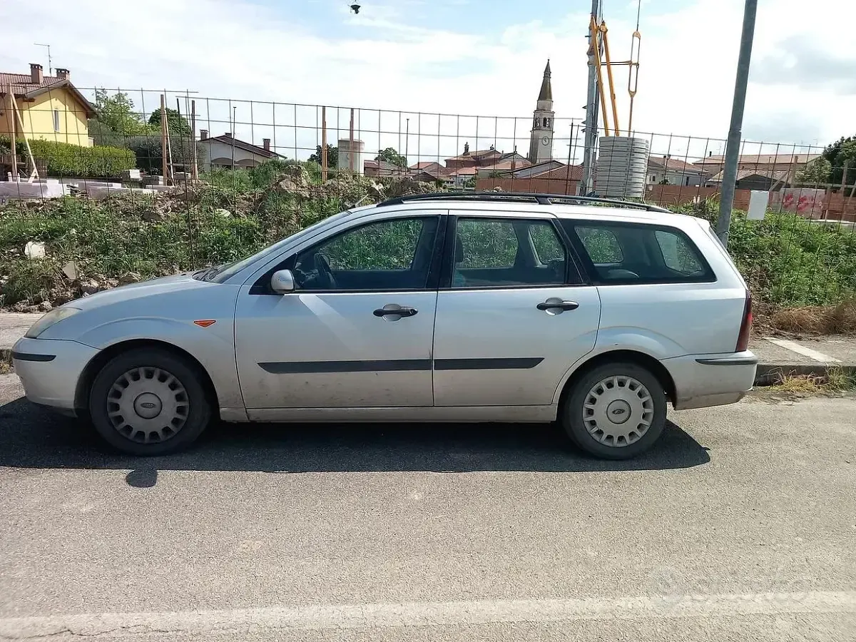 Begagnad Ford Focus 90 HK (66 kW) 2002 Grå Kombi
