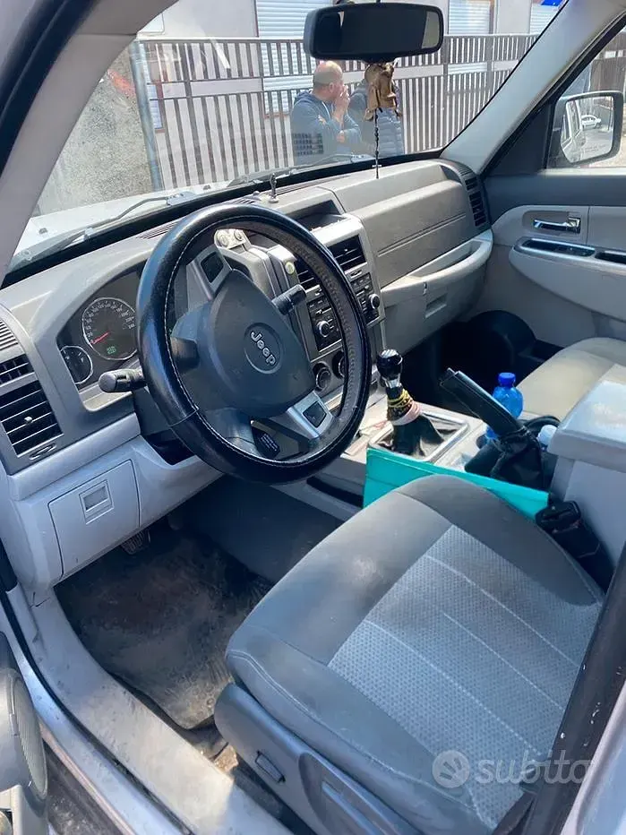 Usata Jeep Cherokee 177 CV (130 kW) 2009 Grigio SUV