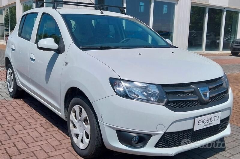 Bianco Usata 2015 Dacia Sandero Lauréate Due volumi | 3000 € - Immagine 1/4
