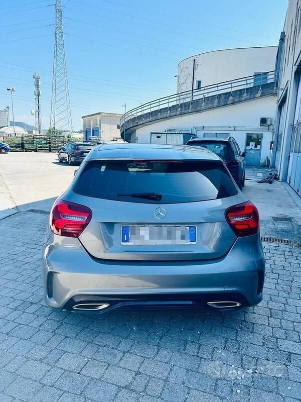 Usata Mercedes A180 109 CV (80 kW) 2017 Marrone Berlina