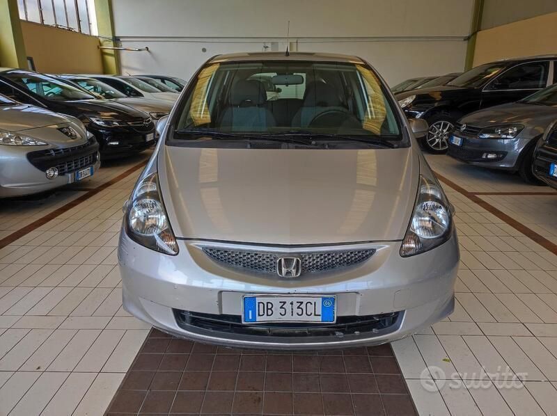 Argento Usata 2006 Honda Jazz Due volumi | 2150 € (Buon prezzo) - Immagine 1/4
