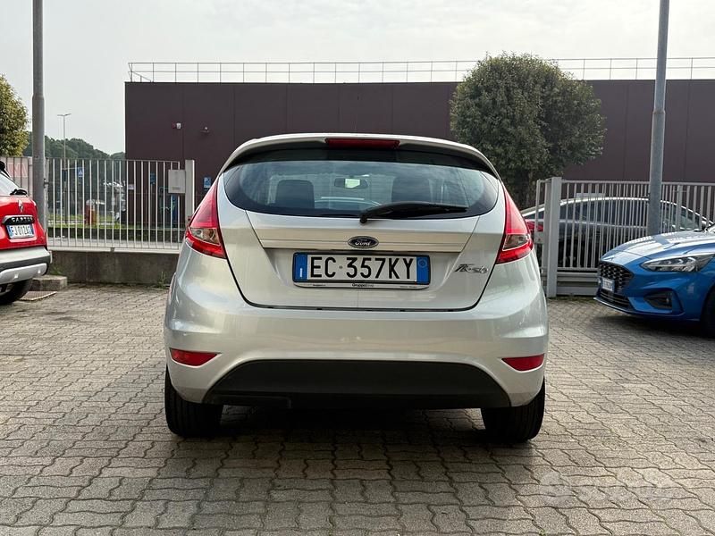 Usata Ford Fiesta Titanium 82 CV (60 kW) 2010 Grigio Utilitaria