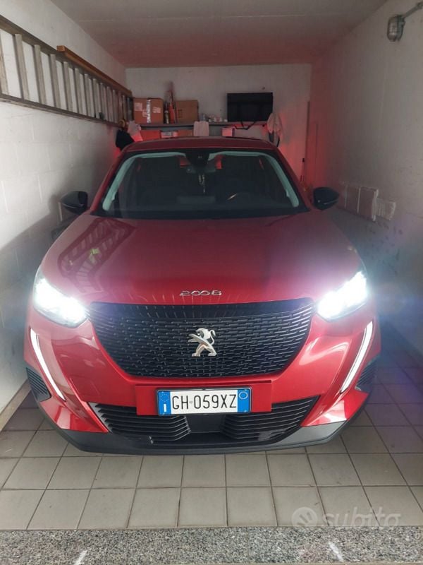 Usata Peugeot 2008 Active 102 CV (75 kW) 2022 Rosso SUV