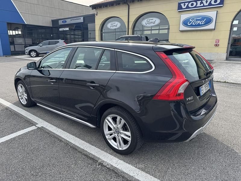 Usata Volvo V60 Momentum 136 CV (100 kW) 2013 Black sapphire Station wagon