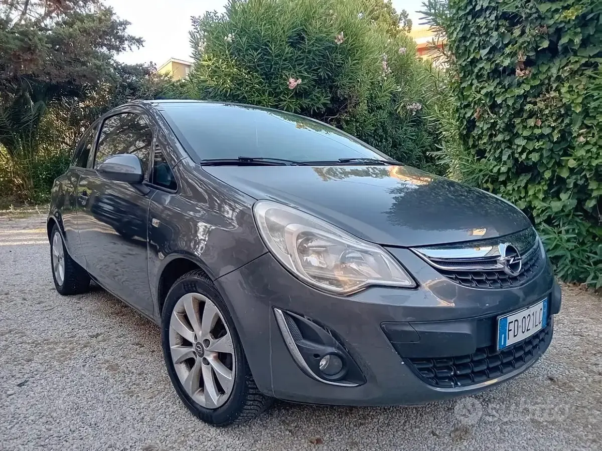 Usata Opel Corsa 85 CV (62 kW) 2012 Grigio Utilitaria