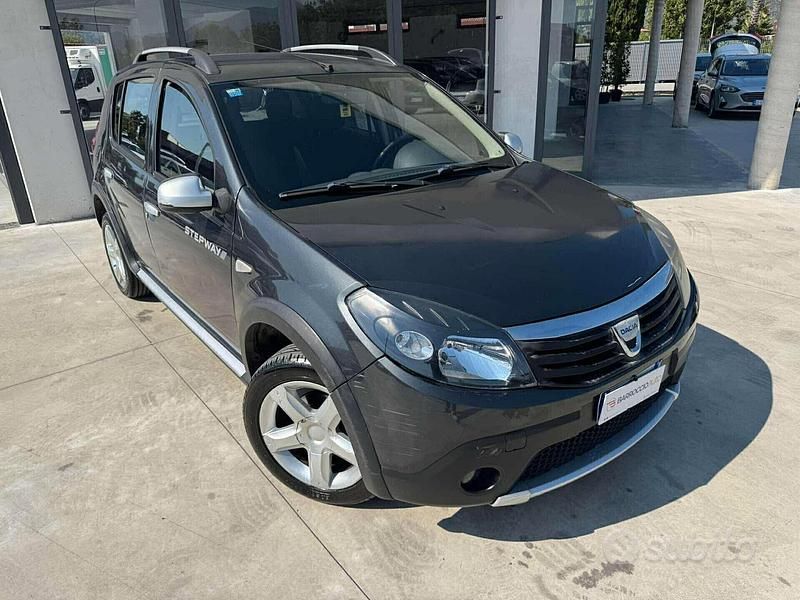 Grigio Usata 2011 Dacia Sandero Stepway Due volumi | 2200 € (Super prezzo) - Immagine 1/4