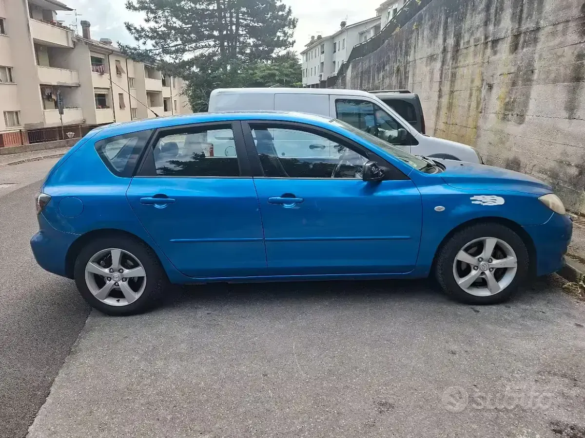 Usata Mazda 3 109 CV (80 kW) 2005 Bluazzurro Berlina