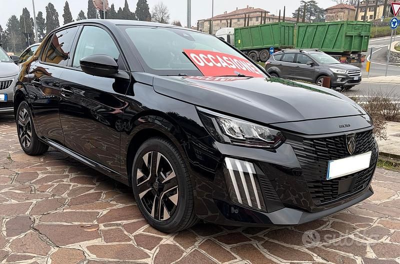 Usata Peugeot 208 Allure 101 CV (74 kW) 2025 Nero Utilitaria
