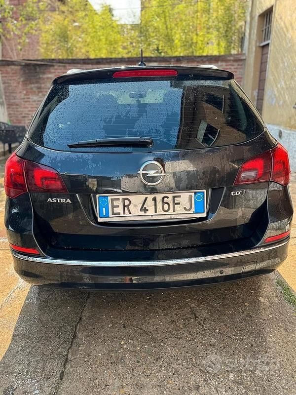 Usata Opel Astra 130 CV (95 kW) 2012 Nero Station wagon