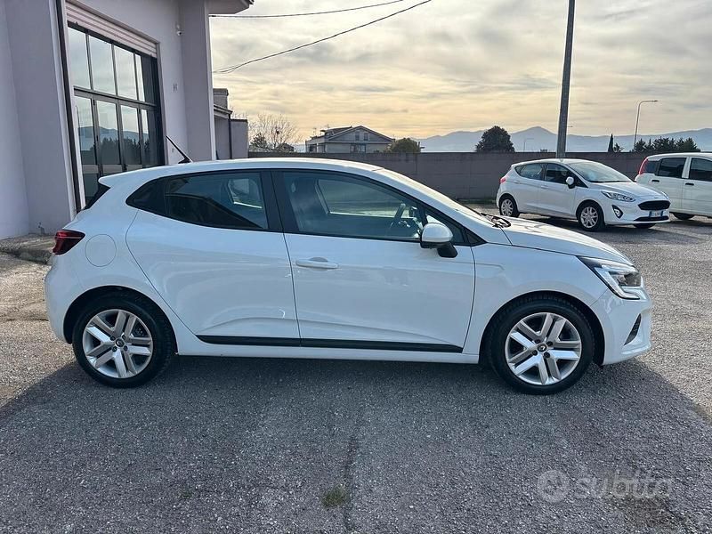 Używany Renault Clio V Business 91 KM (66 kW) 2021 Biały Sedan/Limuzyna