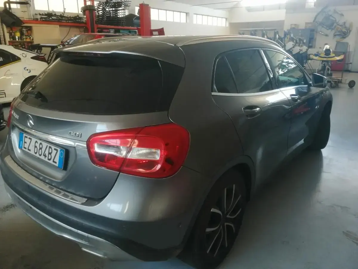 Usata Mercedes GLA200 135 CV (99 kW) 2015 Grigio SUV