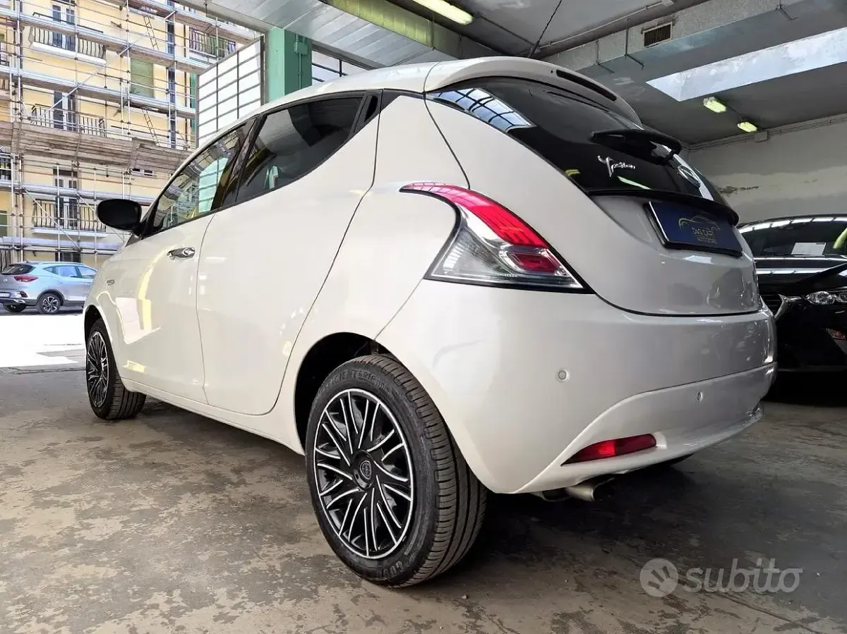 Usata Lancia Ypsilon Gold 69 CV (50 kW) 2019 Bianco Utilitaria