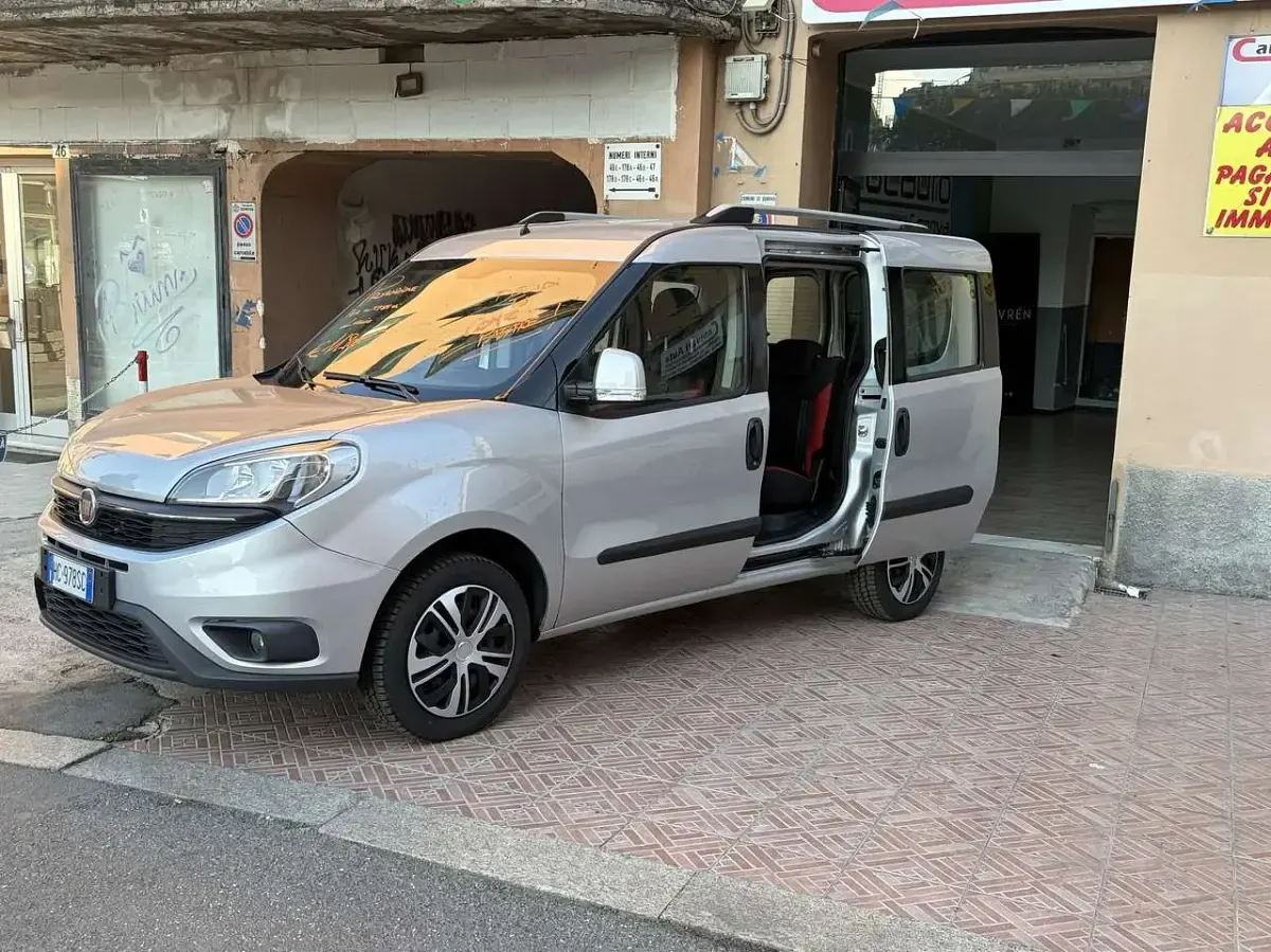 Usata Fiat Doblò Easy 95 CV (69 kW) 2018 Argento Monovolume