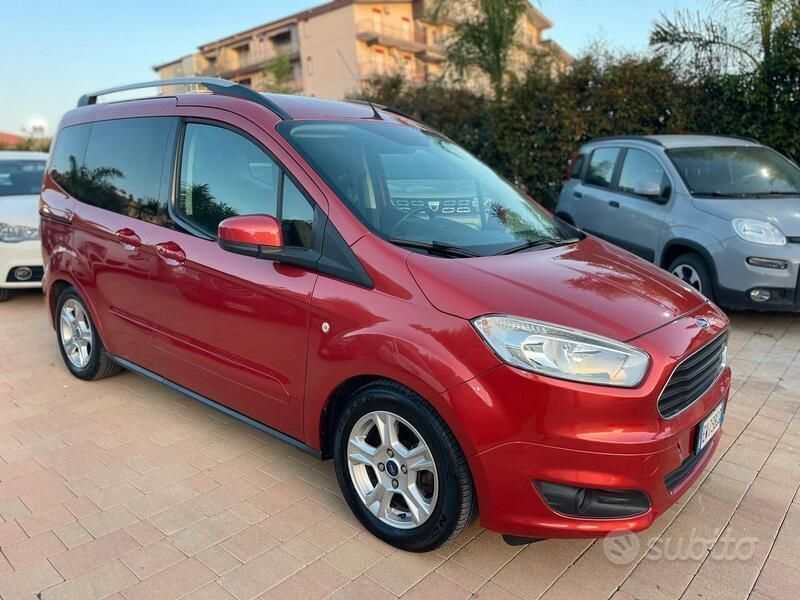 Usata Ford Tourneo 95 CV (69 kW) 2015 Rosso Monovolume