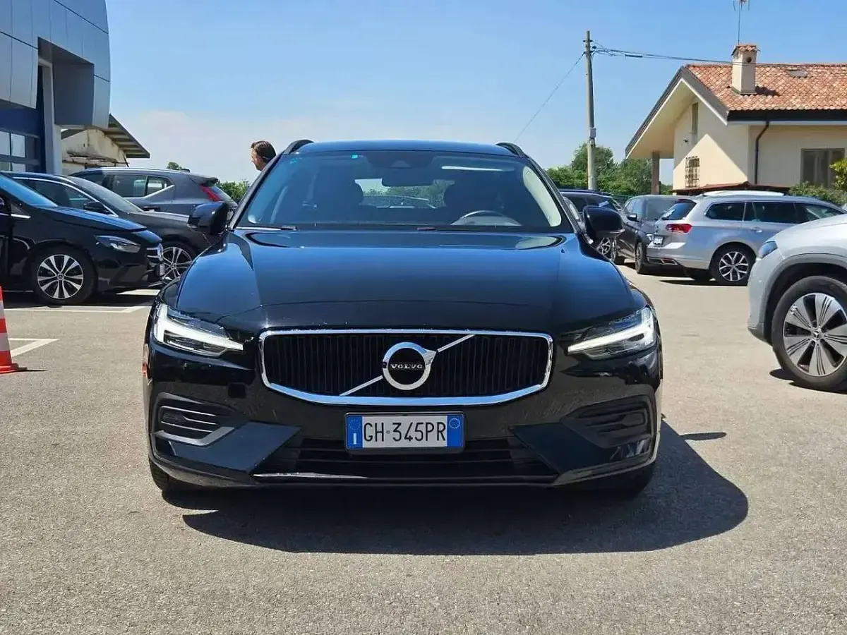 Usata Volvo V60 Momentum 163 CV (119 kW) 2021 Nero Station wagon