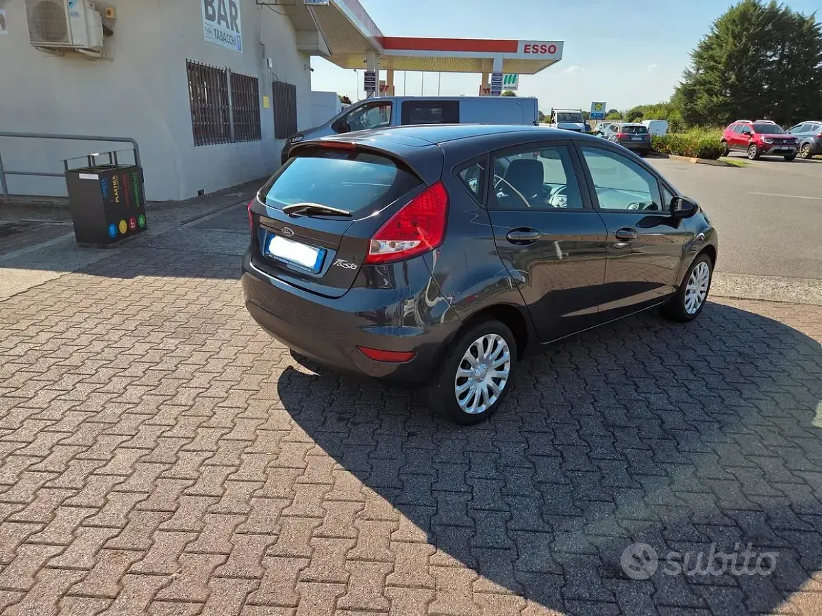 Usata Ford Fiesta Titanium 82 CV (60 kW) 2010 Grigio Berlina