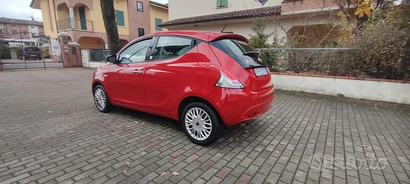 Usata Lancia Ypsilon Silver 69 CV (50 kW) 2015 Rosso Utilitaria