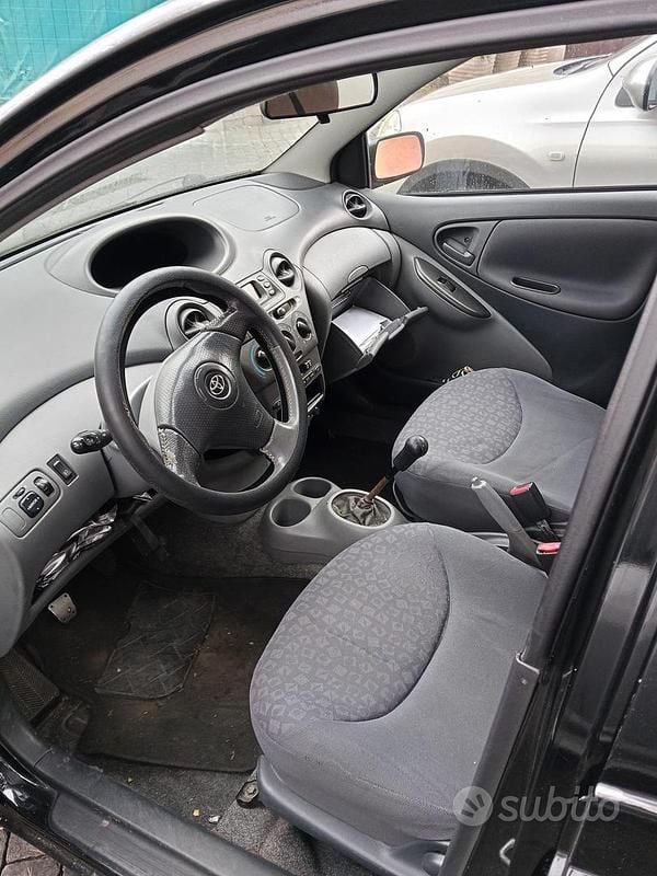 Usata Toyota Yaris Luna 86 CV (63 kW) 2001 Nero Utilitaria