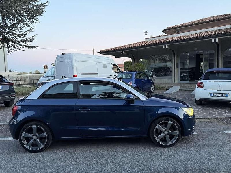 Usata Audi A1 Attraction 105 CV (77 kW) 2011 Blu/azzurro Utilitaria
