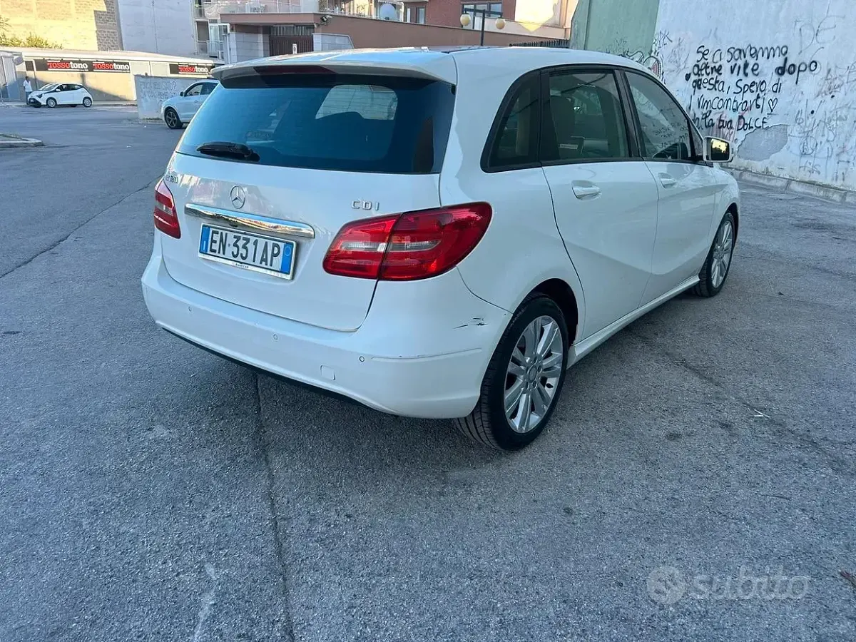 Usata Mercedes B180 109 CV (80 kW) 2012 Bianco Utilitaria