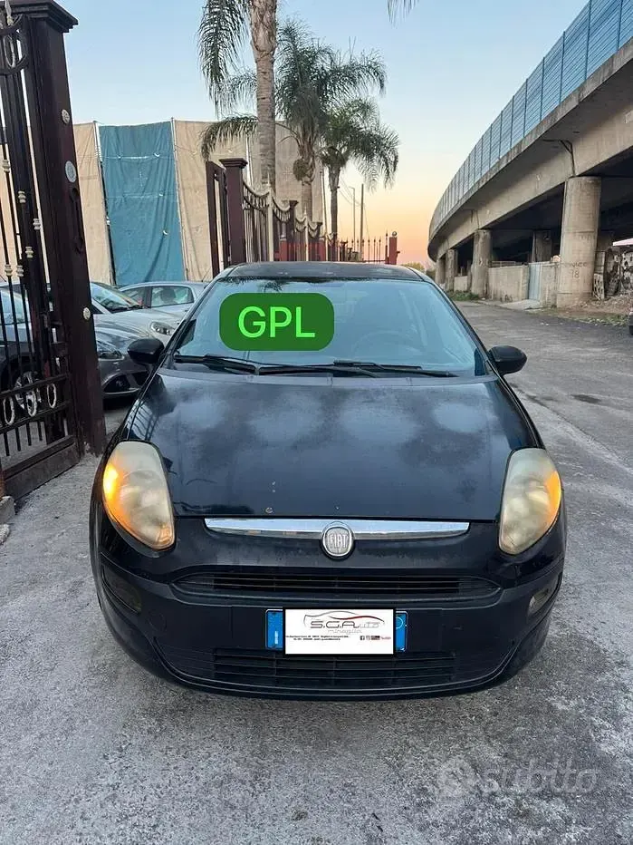Usado Fiat Punto Active 60 CV (44 kW) 2010 Negro Utilitario