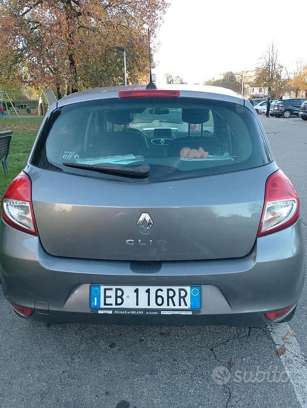 Usata Renault Clio II 85 CV (62 kW) 2010 Grigio Berlina
