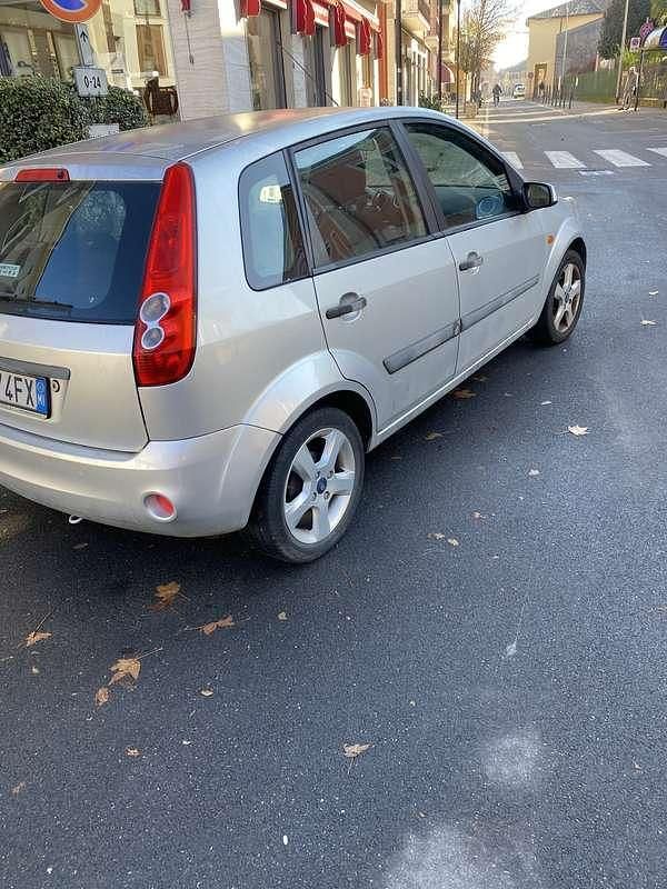 Usata Ford Fiesta Ghia 75 CV (55 kW) 2006 Berlina