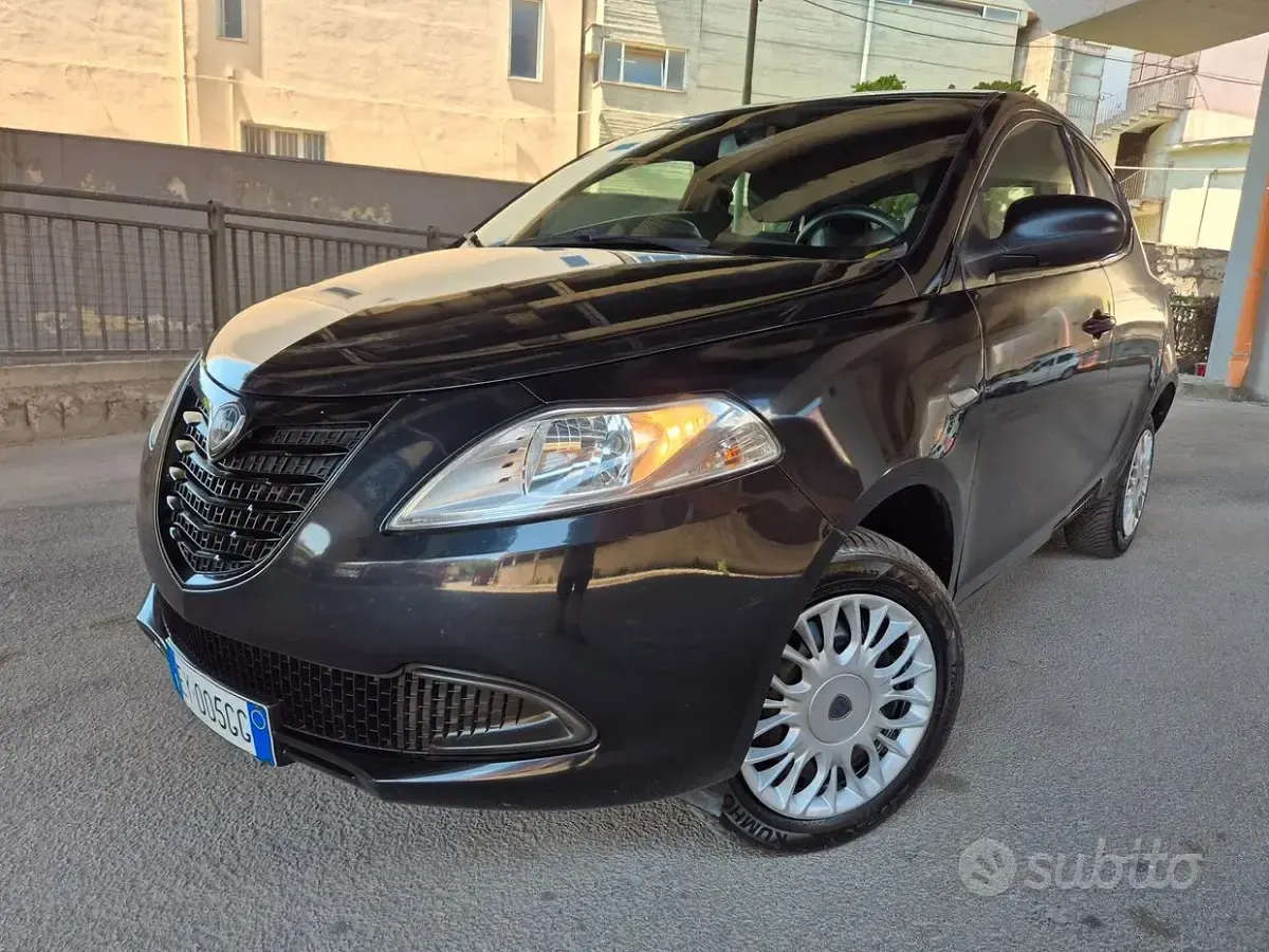 Usata Lancia Ypsilon 80 CV (58 kW) 2015 Nero Utilitaria